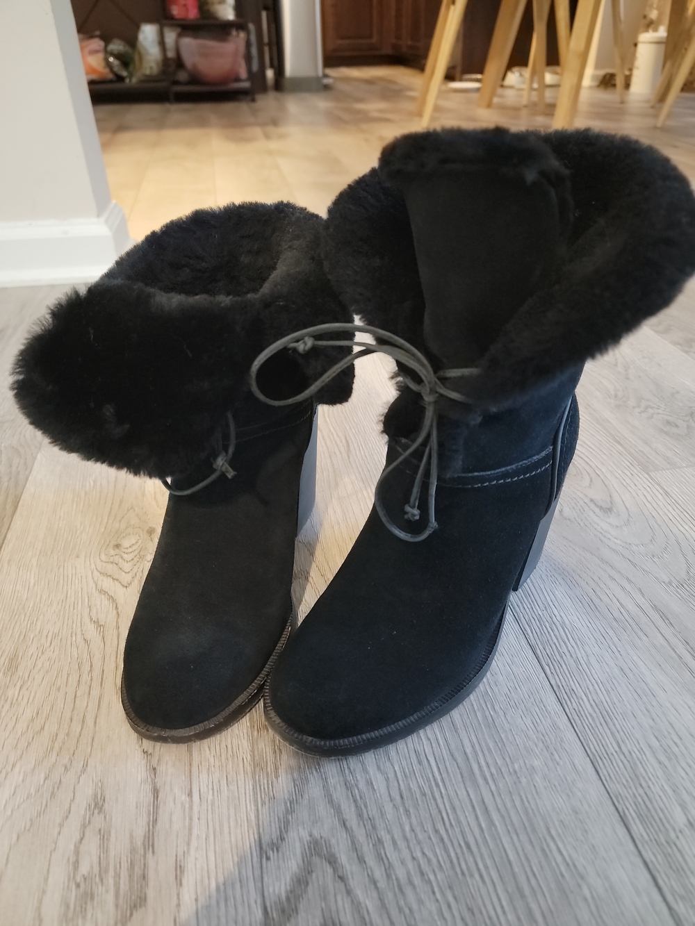 UGG Women’s Size 7.0 Jerene Black Suede Shearling Lined Heeled Boots Booties